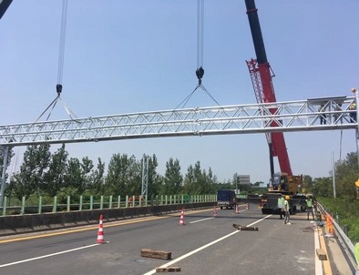 海北海北门架标牌施工现场